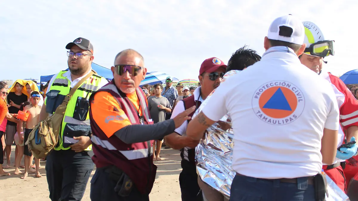 Rescatan a dos menores de morir ahogados en playa Miramar